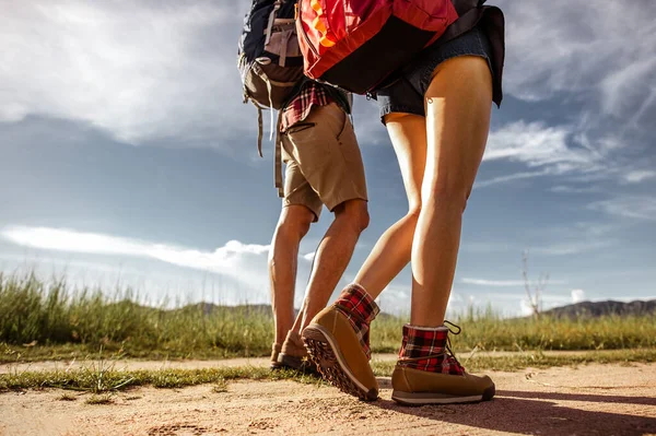 Sırt Çantalı Yürüyüşçüler Orman Yolunda Yürürken Dağ Botları Giyip Ayakkabılara — Stok fotoğraf