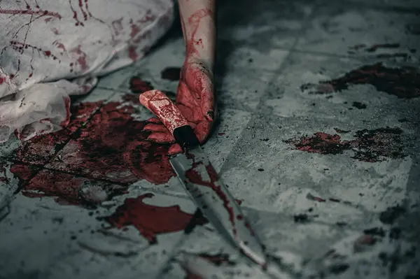 Kandaki zombi kız elinde bıçakla oturuyor. Kana bulanmış, dargınlık işkencesi görüyor ve terk edilmiş binada yardım istiyor. Cadılar Bayramı cinayet kavramı.