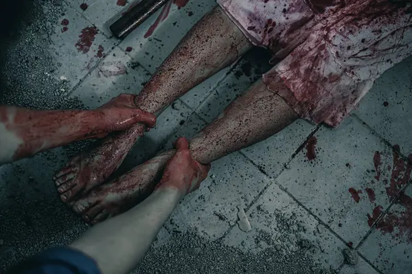 Kadın acımasızca tutuklanıp bacağından işkence görüyordu. Kadınlar işkence eder ve yardıma ihtiyaç duyar, Cadılar Bayramı cinayet kavramı.