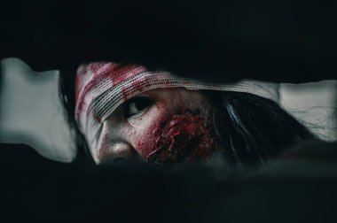 Kadın vahşice öldürüldü. Terk edilmiş binada dargınlık ve işkenceyle bakıldı. Cadılar Bayramı cinayet kavramı..