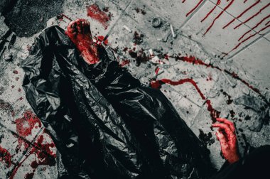 Kadın vahşice öldürüldü ve cesedini terk edilmiş bir binada bir çantaya koydu. Cadılar Bayramı cinayet kavramı..