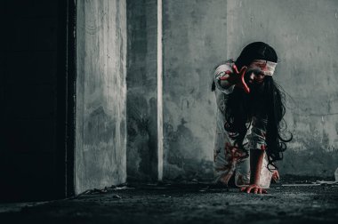 Korkunç hayalet kadın dargınlık işkencesiyle sürünüyor ve elinde kanla yardım istiyor. Cadılar Bayramı cinayet kavramı.