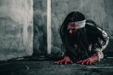 Korkunç hayalet kadın dargınlık işkencesiyle sürünüyor ve elinde kanla yardım istiyor. Cadılar Bayramı cinayet kavramı.