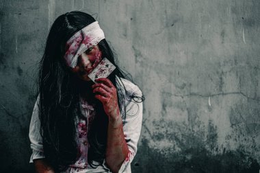 Kandaki hayalet kumar oynuyor. Kana bulanmış, dargınlıkla işkence edilmiş ve terk edilmiş binada yardım istiyor. Cadılar Bayramı cinayet kavramı.