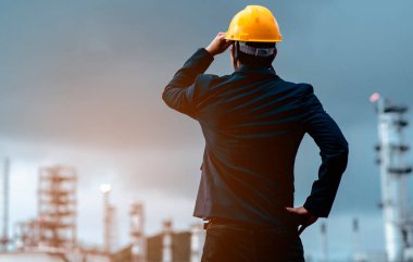 Erkek mühendisler gelecekte yeni bir bina inşa etmek için yollar ve fikirler arıyorlar. Mühendislik ve mimari kavramı.