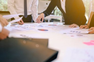 İşletme patronu, şirketteki çalışanları ile birlikte yeni bir finans projesi planlamak için zaman harcıyor. İş ortakları, toplantılar ve selamlama kavramları için takım çalışması, takım çalışması kavramları.