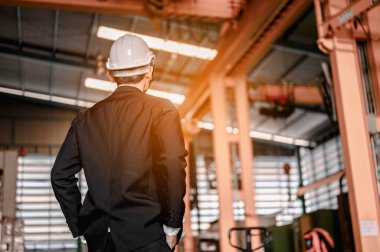 Endüstriyel fabrikalardaki erkek endüstriyel mühendis. Mutlu ve profesyonelce davrandı.. 