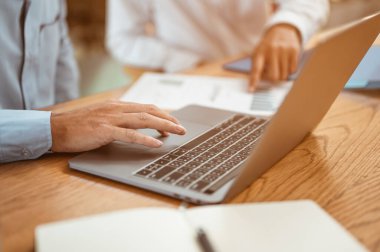 Bir şirkette çalışan ahşap bir masanın üzerinde yeni bir finans projesi planlayan iş adamlarının yakın çekimleri. Sorunları çözmek için sorunlar ve kavramlar.