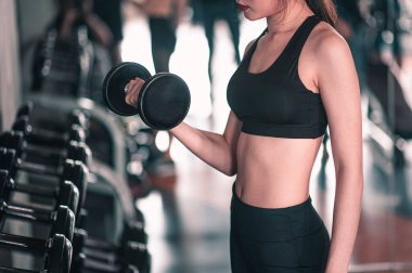 Spor, spor, spor, yaşam tarzı ve sağlıklı konsept. Kadınlar gün batımında sağIık için spor salonunda halterlerle egzersiz yaparlar..