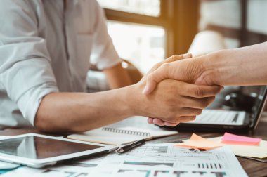 El sıkışma, toplantı, selamlama, takım çalışması, iş, kavramları tebrik etmek. Komutan yeni çalışanını yeni bir işe başlayarak tebrik ediyor. İş ortakları için takım çalışması işbirliği kavramı.