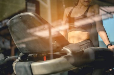 Spor, spor, spor, yaşam tarzı ve sağlıklı konsept. Gün batımında sağlık ve güç için spor salonundaki koşu bandında egzersiz yapan kadınların elleri ve kolları.