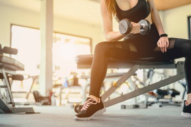 Spor, spor, spor, yaşam tarzı ve sağlıklı konsept. Kadınlar gün batımında sağlık için spor salonunda halterlerle egzersiz yaparlar..