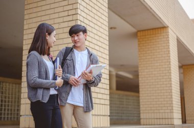 Eğitim, Öğrenme, Öğrenci, Kampüs, Üniversite, Yaşam Tarzı Konsepti. İki öğrenci, üniversitede sınav hazırlığı, sunum, çalışma ve çalışma konularını tartışıyor..