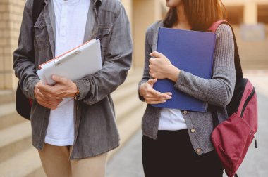 Eğitim, Öğrenme, Öğrenci, Kampüs, Üniversite, Yaşam Tarzı Konsepti. İki öğrenci, üniversitede sınav hazırlığı, sunum, çalışma ve çalışma konularını tartışıyor..