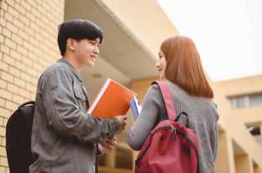 Eğitim, Öğrenme, Öğrenci, Kampüs, Üniversite, Yaşam Tarzı Konsepti. İki öğrenci, üniversitede sınav hazırlığı, sunum, çalışma ve çalışma konularını tartışıyor..