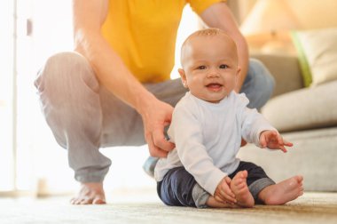 Baba, bebek oğluyla oynuyor tatilde evde eğleniyor. Aile, baba, oğul, bebek, Mutlu, yaşam tarzı konsepti.