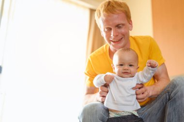 Baba, bebeğini tatilde eve yürümeye götürüyor. Aile, baba, oğul, bebek, Mutlu, yaşam tarzı konsepti.