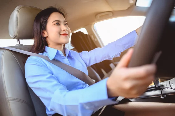 Empresária Trabalho Condução Multitarefa Carro Conceito Estilo Vida Empresária Multitarefa — Fotografia de Stock