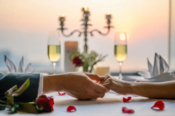 情侣们手牵着手 在日落前的餐厅里共进午餐 情人节 浪漫的概念 — 图库照片