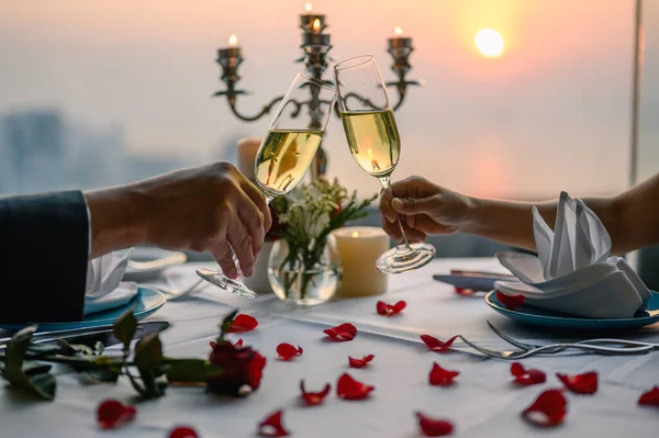 Pareja Disfrutando Cheers Copa Vino Restaurante Atardecer San Valentín Pareja —  Fotos de Stock