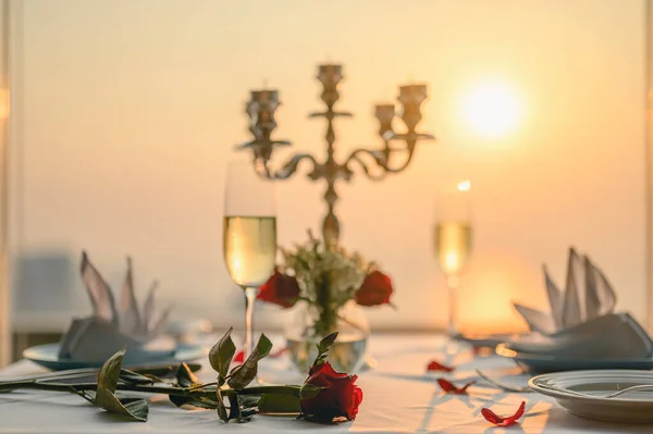 Roses Table Lover Valentine Dinner Wine Glasses Candlesticks Sunset Views — Stock Photo, Image