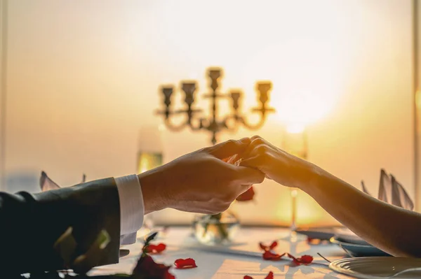 Een Paar Hand Hand Met Een Etentje Een Restaurant Sunset — Stockfoto