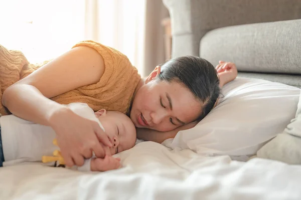 Los Padres Acuestan Tranquilamente Tranquilizan Sus Hijos Para Almorzar Sala —  Fotos de Stock