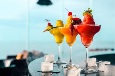 Bir bardak kokteyl restorandaki bar tezgahında bir gölge. Kokteyl yaz tatili için mükemmeldir. Kokteyl, içecek, alkol, rahatlama, restoran, yaz konsepti.