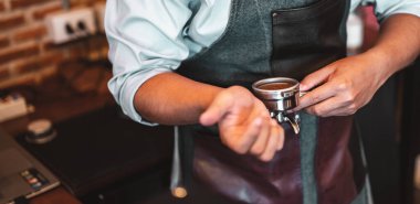 Yakın plan kahve makinesi, kahve barmeninin akşam güneşinde koyu beyaz bardakla kahve çıkarmasını sağlıyor. kahve, çıkartma, derin, makine, yapım, barista konsepti. 