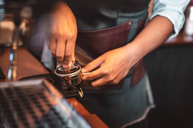 Yakın plan kahve makinesi, kahve barmeninin akşam güneşinde koyu beyaz bardakla kahve çıkarmasını sağlıyor. kahve, çıkartma, derin, makine, yapım, barista konsepti. 