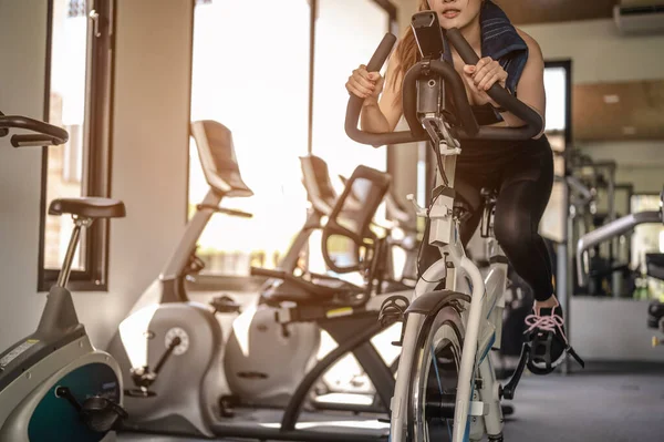 Вид Спереду Жінка Тренується Велосипедом Жінки Займаються Спортом Здорового Способу — стокове фото