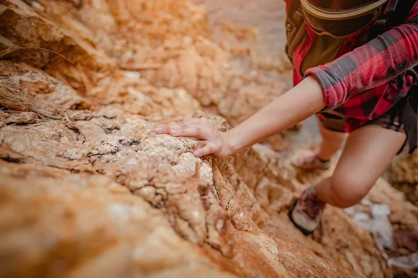 Woman Hiker Climbing Cliff Cave Sunset Woman Hiking Hikers Mountain — Stock Photo, Image