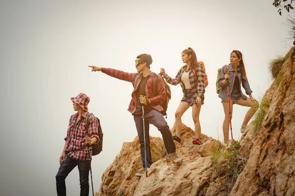 Team Climbers Man Woman Hiker Holding Hands Help Each Other — Stock Photo, Image