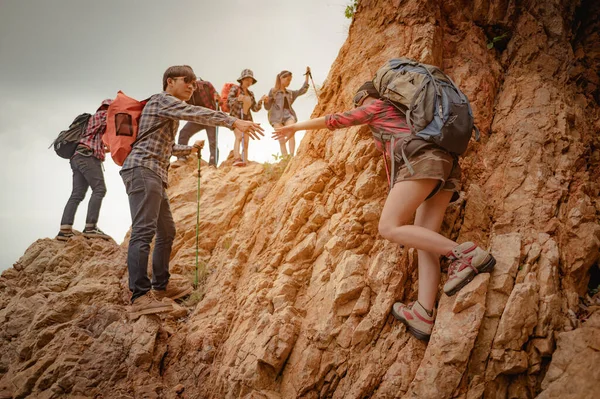 Team Climbers Man Woman Hiker Holding Hands Help Each Other — Stock Photo, Image