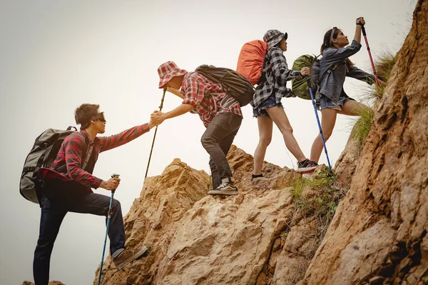 Team Von Bergsteigern Mann Und Frau Wanderer Halten Sich Die — Stockfoto