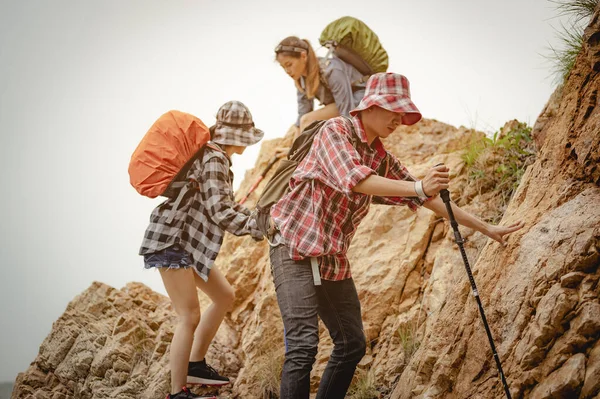 Team Climbers Man Woman Hiker Holding Hands Help Each Other — Stock Photo, Image