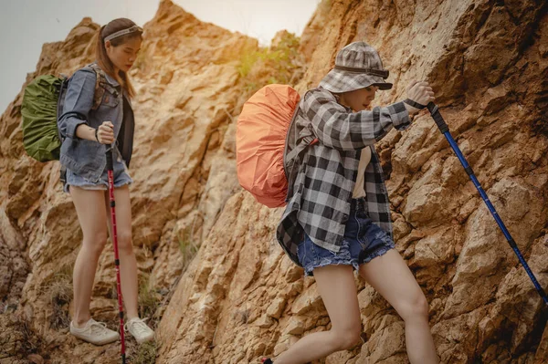 Dağcı Erkek Kadın Yürüyüşçülerden Oluşan Bir Ekip Dağcılık Başarısı Için — Stok fotoğraf