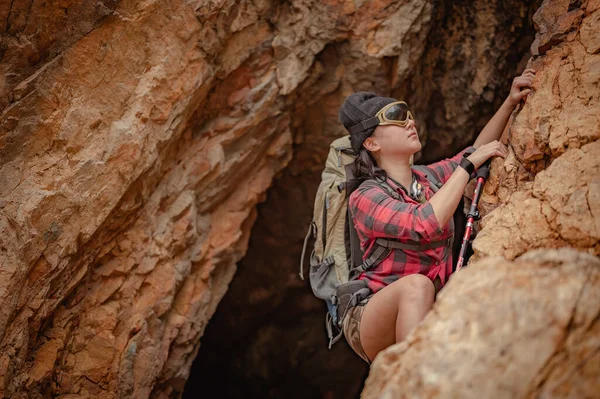 Vista Lateral Una Mujer Excursionista Subiendo Acantilado Cueva Atardecer Mujer — Foto de Stock