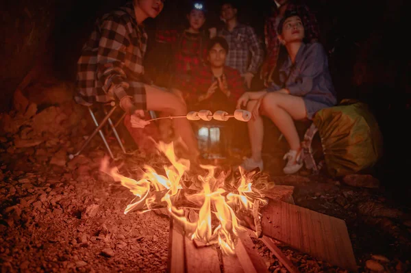 Team Climbers Man Woman Hiker Camping Sitting Fire Camp Cave — Stock Photo, Image