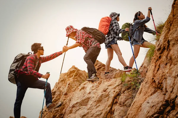 Equipo Escaladores Hombre Mujer Excursionista Tomados Mano Para Ayudarse Mutuamente Fotos De Stock Sin Royalties Gratis