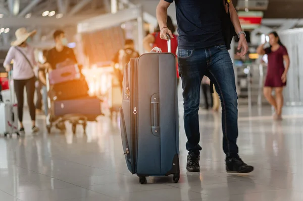Viaggiatori Stanno Camminando Trascinare Bagagli Nel Moderno Terminal Dell Aeroporto Fotografia Stock