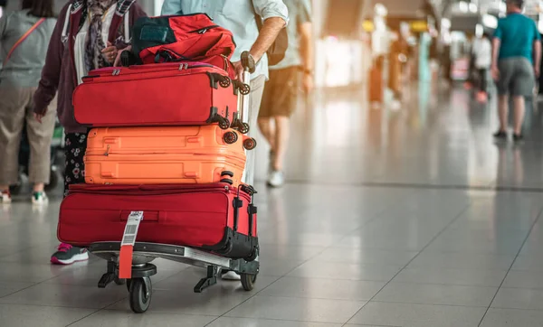 Viaggiatori Stanno Camminando Trascinare Bagagli Nel Moderno Terminal Dell Aeroporto Immagine Stock