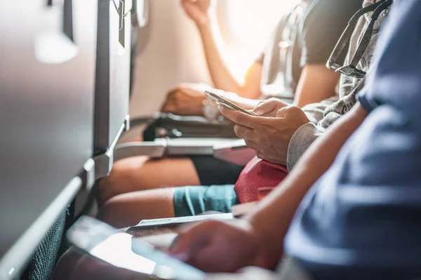 Los Turistas Que Están Jugando Teléfono Tienen Billete Mano Avión Imágenes De Stock Sin Royalties Gratis