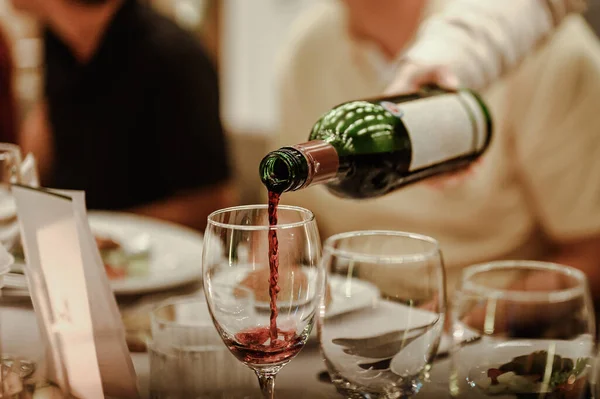 Cameriera Sta Versando Vino Rosso Bicchieri Evento Degustazione Vino Sul Immagini Stock Royalty Free