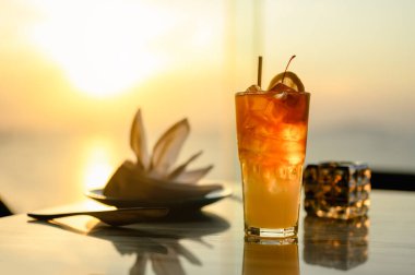 Bir bardak kokteyl restorandaki bar tezgahında bir gölge. Kokteyl yaz tatili için mükemmeldir. Kokteyl, içecek, alkol, rahatlama, restoran, yaz konsepti.