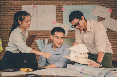 Mühendis ekibi inşaat planı hakkında konuşuyor. İnşaatta kullanım projesi hakkında. Mühendislik, Mühendislik, Mimarlık, Tasarım, Planlama, Meslek Konsepti.