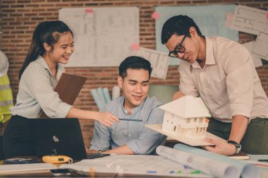 Mühendis ekibi inşaat planı hakkında konuşuyor. İnşaatta kullanım projesi hakkında. Mühendislik, Mühendislik, Mimarlık, Tasarım, Planlama, Meslek Konsepti.