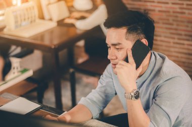 Erkek mimar mühendislik ya da mimari tasarım için fikirleri tamamen ortaya çıkarmak için kullanıyor. Mühendislik, Mühendislik, Mimarlık, Tasarım, Planlama, Meslek Konsepti.