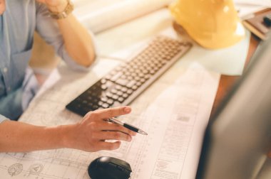 Erkek mimar mühendislik ya da mimari tasarım için fikirleri tamamen ortaya çıkarmak için kullanıyor. Mühendislik, Mühendislik, Mimarlık, Tasarım, Planlama, Meslek Konsepti.