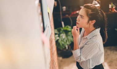 Kadın mimar mühendislik ya da mimari tasarım için fikirleri tamamen ortaya çıkarmak için kullanıyor. Mühendislik, Mühendislik, Mimarlık, Tasarım, Planlama, Meslek Konsepti.